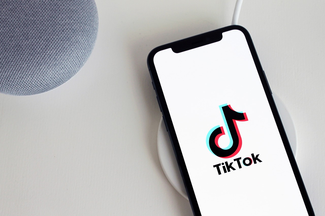 Lovitura dura pentru TikTok: Universal Music isi retrage melodiile de pe reteaua de socializare