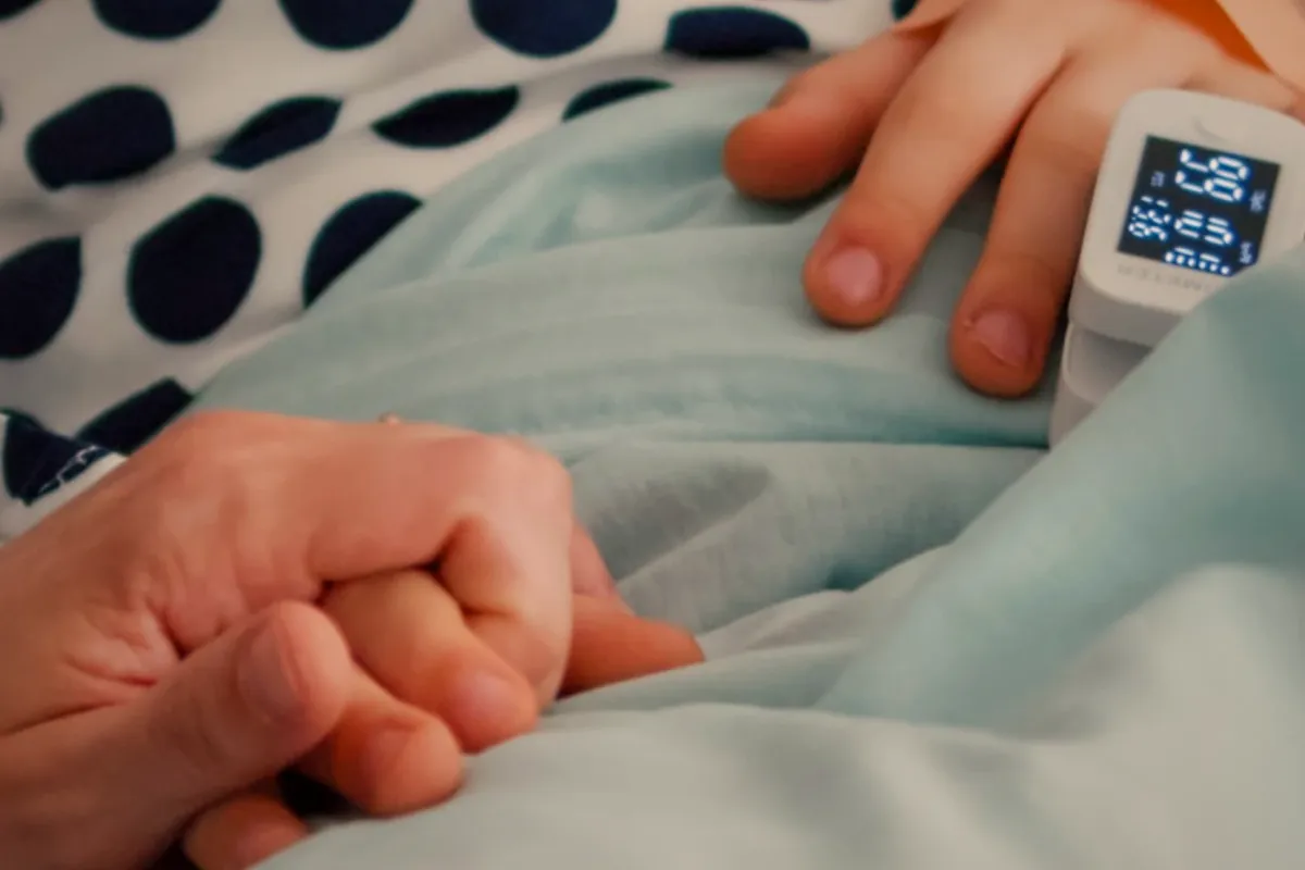 Adolescenta de 13 ani a suferit un AVC, confundat cu o sinuzita