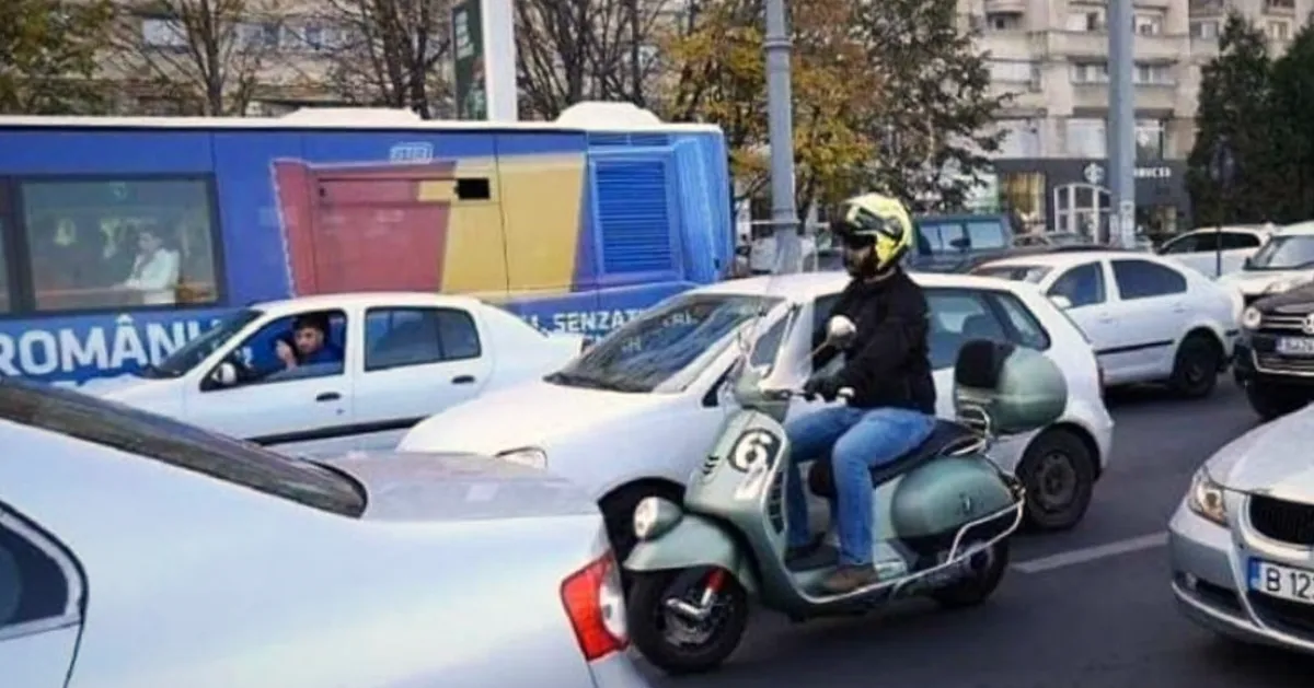 Motocicliștii pot trece printre mașini la semafor? Regulile se schimbă
